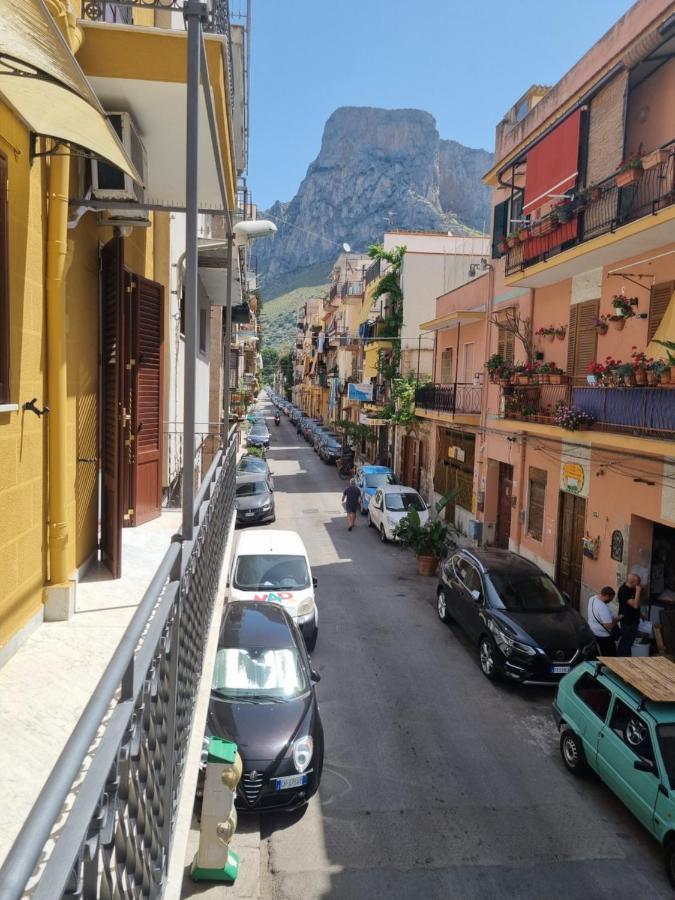 L'Angolo Dei Barcaioli Apartment Palermo Bagian luar foto